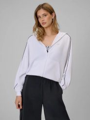 Bluza dresowa regular z kapturem damska 4F 4FRSS26TSWSF2990. Czerwone bluzy 4f, l, bez wzorów, z dresówki, bez ramiączek, z kapturem. Za 179.99 zł.