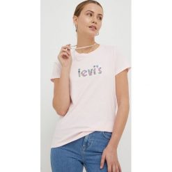 Levi's t-shirt bawełniany kolor różowy. Czerwone t-shirty Levi's, bez wzorów, z bawełny, bez kołnierzyka, bez ramiączek. W wyprzedaży za 109.99 zł.