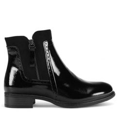 Botki Clara Barson. Czarne botki Clara Barson, bez wzorów, bez obcasa, na płaskiej podeszwie, bez zapięcia. Za 119.99 zł.