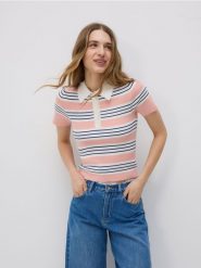 Bluzka z kołnierzem polo - pastelowy róż. Czerwone bluzki Reserved, l, bez wzorów, z dzianiny, bez kołnierzyka, bez ramiączek. W wyprzedaży za 49.99 zł.