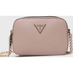 Guess torebka kolor różowy. Czerwone listonoszki Guess, z aplikacjami, na ramię, bez dodatków. Za 489.99 zł.