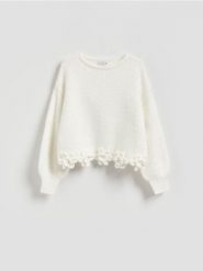 Sweter z kwiatową aplikacją - złamana biel. Swetry Reserved, l, z aplikacjami, z dzianiny, bez ramiączek. Za 149.99 zł.