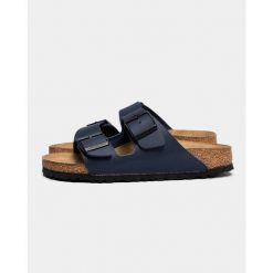 Klapki damskie Birkenstock Arizona. Niebieskie klapki Birkenstock, bez wzorów, z materiału, bez obcasa, bez zapięcia. Za 392.05 zł.