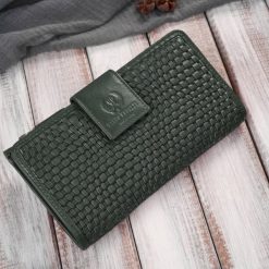 Portfel damski skórzany w kolorze butelkowej zieleni duży pleciony Paolo Peruzzi AY-08-GB. Zielone portfele PAOLO PERUZZI, bez wzorów, ze skóry. Za 89.00 zł.