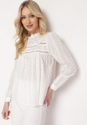 Biała Bluzka Bawełniana w Stylu Boho z Ażurową Koronką Wistalia. Białe bluzki Born2be, m, w ażurowe wzory, z bawełny, boho, bez kołnierzyka, bez ramiączek. Za 149.99 zł.