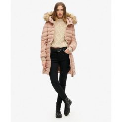 Średnia kurtka damska Superdry Fuji Faux Fur. Brązowe kurtki Superdry, na zimę, bez wzorów, z puchu, bez kaptura. W wyprzedaży za 372.50 zł.