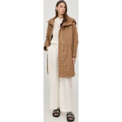 BOSS parka damska kolor beżowy przejściowa. Brązowe płaszcze Boss, bez wzorów, z tkaniny, bez kaptura. W wyprzedaży za 1,039.90 zł.