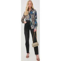 Guess koszula damska regular z kołnierzykiem klasycznym. Koszule Guess, l, z aplikacjami, z materiału, klasyczne, bez kołnierzyka, bez ramiączek. Za 419.99 zł.