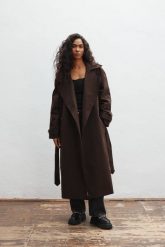 Klasyczny bawełniany trencz w kolorze DARK CHOCOLATE -VENICE-M/L. Czarne płaszcze Marsala, l, bez wzorów, z bawełny, eleganckie, bez kaptura. Za 1,299.90 zł.