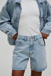 Szorty z szerokimi nogawkami w kolorze CLASSIC BLUE - TABOO. Niebieskie szorty Marsala, bez wzorów, z denimu. Za 299.90 zł.