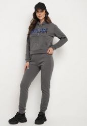 Ciemnoszary Ocieplany Komplet Dresowy z Bawełny Joggery i Bluza z Kapturem i Nadrukiem Filola. Szare bluzy Born2be, m, z aplikacjami, z bawełny, bez ramiączek, z kapturem. W wyprzedaży za 84.99 zł.