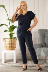 Kombinezon elegancki z kieszonkami i krótkim rękawem DORATA granatowy. Niebieskie kombinezony KARKO, s, z aplikacjami, z elastanu, biznesowe, bez kołnierzyka, bez ramiączek, krótkie. Za 198.50 zł.