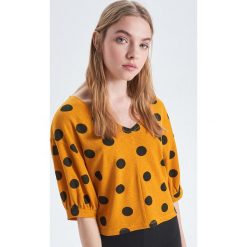 Bluzka w grochy - Żółty. Bluzki marki Cropp. Za 69.99 zł.