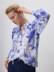 Bluzka w kwiatowy wzór - jasnoniebieski. Niebieskie bluzki Reserved, l, bez wzorów, bez kołnierzyka, bez ramiączek. W wyprzedaży za 59.99 zł.