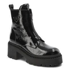 Czarne Botki Armodo Modne Lakierowane Obuwie Damskie. Czarne botki Armodo, bez wzorów, z lakierowanej skóry, eleganckie, bez obcasa, na obcasie, bez zapięcia. Za 409.00 zł.