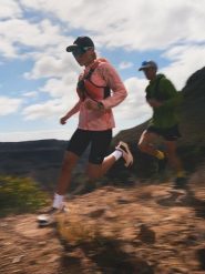 4F Kurtka do biegania damska - różowa XS. Czerwone kurtki do biegania 4f, l, bez wzorów, bez kaptura, do biegania. Za 349.99 zł.