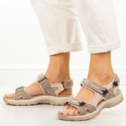 Beżowe skórzane sandały damskie Vinceza 95414. Brązowe sandały VINCEZA, bez wzorów, z jeansu, bez obcasa, na płaskiej podeszwie, bez zapięcia. Za 219.00 zł.