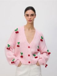 Kardigan z naszywanymi aplikacjami - pastelowy róż. Czerwone swetry Reserved, l, z aplikacjami, z dzianiny, bez ramiączek. Za 179.99 zł.