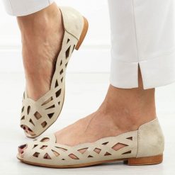 Złote ażurowe baleriny damskie z odkrytymi palcami Jezzi Asa136-8. Żółte baleriny Jezzi, w ażurowe wzory, ze skóry, eleganckie, z otwartym noskiem, bez obcasa, na płaskiej podeszwie, bez zapięcia. Za 189.00 zł.