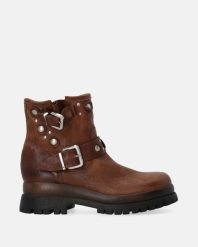 BRĄZOWE BOTKI ZE SREBRNYMI DODATKAMI F007LEBROBB094. Brązowe botki Venezia, bez wzorów, ze skóry, bez obcasa, bez zapięcia. Za 479.00 zł.
