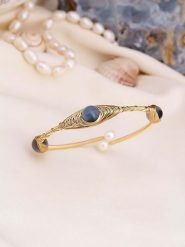 Pierres de Jade Pozłacana bransoletka z perłami i ametystami rozmiar: onesize. Białe bransoletki Pierres de Jade, z ametystem, pozłacane. Za 43.99 zł.