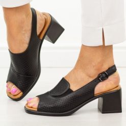 Czarne skórzane sandały damskie Vinceza 66920. Czarne sandały VINCEZA, bez wzorów, z gumy, eleganckie, bez obcasa, na obcasie, bez zapięcia. Za 199.00 zł.