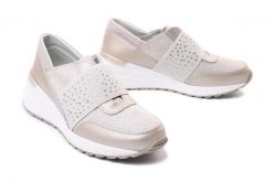 ARTIKER RELAKS 46C2098 beżowy, półbuty damskie. Brązowe półbuty wsuwane Artiker Relaks, bez wzorów, z gumy, bez obcasa, na koturnie. Za 119.94 zł.