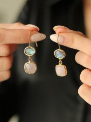 Pierres de Jade Pozłacane kolczyki z kwarcem różowym i prehnitami rozmiar: onesize. Różowe kolczyki Pierres de Jade, z kwarcem, pozłacane. Za 56.99 zł.