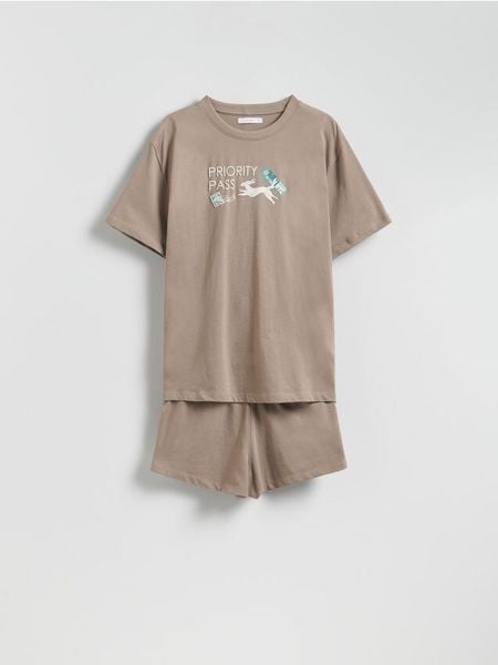 Piżama dwuczęściowa z nadrukiem - beżowy. Brązowe piżamy Reserved, l, bez wzorów, z bawełny, bez kołnierzyka, bez ramiączek. W wyprzedaży za 35.99 zł.