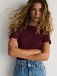 Bluzka z wiskozą - mahoniowy. Brązowe bluzki Reserved, l, bez wzorów, z dzianiny, bez kołnierzyka, bez ramiączek. W wyprzedaży za 49.99 zł.