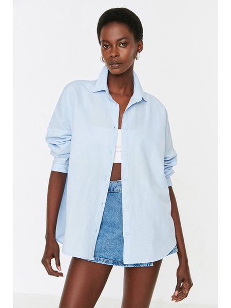 Trendyol Koszula w kolorze błękitnym rozmiar: 42. Niebieskie koszule Trendyol, bez wzorów, bez kołnierzyka, bez ramiączek. Za 48.05 zł.