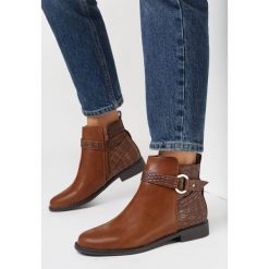 Brązowe Botki Sztyblety z Klamerką Ellanoe. Brązowe botki Born2be, bez wzorów, ze skóry, eleganckie, z okrągłym noskiem, za kostkę, bez obcasa, na płaskiej podeszwie, bez zapięcia. W wyprzedaży za 118.99 zł.