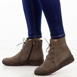 Brązowe nub. skórzane Polskie botki damskie zimowe Gregors 1093. Brązowe botki GREGORS, bez wzorów, z nubiku, eleganckie, z okrągłym noskiem, bez obcasa, na koturnie, bez zapięcia. Za 499.00 zł.