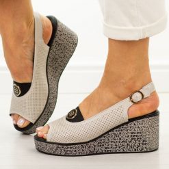 Beżowe skórzane sandały damskie na koturnie S.Barski 7010. Brązowe sandały S.BARSKI, z aplikacjami, z jeansu, casualowe, z okrągłym noskiem, bez obcasa, na koturnie, bez zapięcia. Za 239.00 zł.