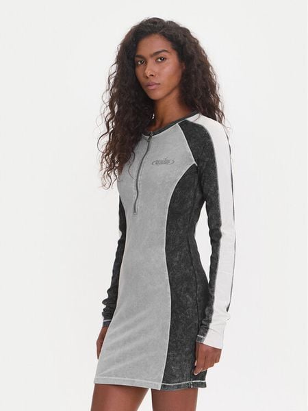 Guess Sukienka codzienna W5YK79 K1D80 Szary Regular Fit. Szare sukienki Guess, na co dzień, xs, z aplikacjami, z bawełny, bez kołnierzyka, bez ramiączek, proste. Za 229.99 zł.