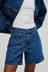 Szorty z szerokimi nogawkami w kolorze NAVY BLUE - TABOO-XL. Niebieskie szorty Marsala, bez wzorów, z denimu. Za 299.90 zł.
