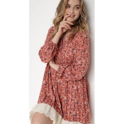 Czerwona Sukienka Ferethe. Czerwone sukienki Born2be, na co dzień, l, z aplikacjami, boho, bez kołnierzyka, bez ramiączek, mini, rozkloszowane. W wyprzedaży za 63.74 zł.