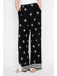 ASSUILI Spodnie w kolorze czarnym rozmiar: 38. Czarne spodnie materiałowe Assuili, bez wzorów, z materiału. Za 100.99 zł.