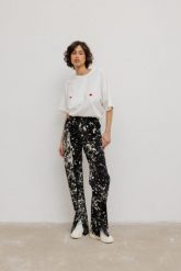 Spodnie z rozcięciem w kolorze BALCK & WHITE -LEEDS-XL. Białe spodnie materiałowe Marsala, bez wzorów, z bawełny. W wyprzedaży za 394.95 zł.