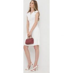 Pinko sukienka kolor biały mini dopasowana. Białe sukienki Pinko, l, bez wzorów, z dzianiny, bez kołnierzyka, bez ramiączek, mini, dopasowane. W wyprzedaży za 739.99 zł.