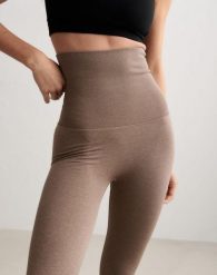 Damskie legginsy invisible scrunch Shape Seamless Core Control brązowy melanż. Brązowe legginsy AIM'N, bez wzorów, z dzianiny. Za 339.00 zł.