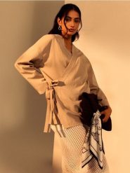 Żakiet kimono z domieszką wiskozy - kremowy. Białe marynarki i żakiety Sinsay, l, bez wzorów, z wiskozy, bez ramiączek. Za 69.99 zł.