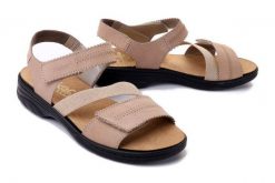 RIEKER 64587-60 beige, sandały damskie. Brązowe sandały Rieker, bez wzorów, z gumy, bez obcasa, na koturnie, bez zapięcia. Za 289.90 zł.