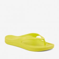 Damskie klapki Coqui Naitiri. Żółte klapki Coqui, bez wzorów, bez obcasa, bez zapięcia. Za 114.99 zł.