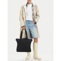 Torebka Hunter. Czarne shopper bag Hunter, bez wzorów, bez dodatków. Za 229.99 zł.