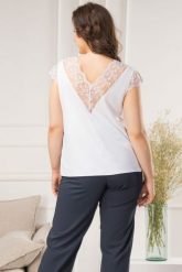 Bluzka elegancka z ozdobną koronką ADELINA biała. Białe bluzki KARKO, plus size, bez wzorów, z jeansu, eleganckie, bez kołnierzyka, plus size, bez ramiączek. Za 79.50 zł.