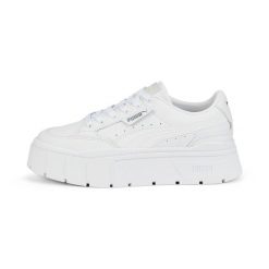 Buty do chodzenia damskie Puma MAYZE STACK LTHR. Białe buty sportowe lifestyle Puma, bez wzorów, bez zapięcia, trekkingowe. W wyprzedaży za 259.00 zł.