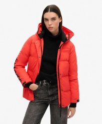 Parka z kapturem ocieplana na miasto. Czerwone płaszcze Superdry, l, bez wzorów, z nylonu, eleganckie, z kapturem. Za 430.05 zł.