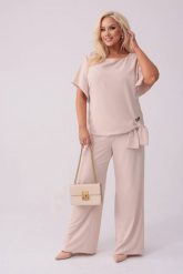Elegancki beżowy komplet Rosa bluzka i spodnie na wesele PLUS SIZE XXL WIOSNA. Brązowe bluzki Moda Size Plus Iwanek, plus size, bez wzorów, z elastanu, biznesowe, bez kołnierzyka, plus size, bez ramiączek. Za 489.90 zł.