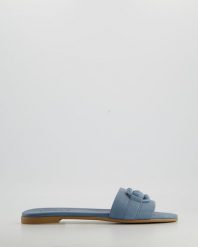KLAPKI Z OZDOBĄ W KOLORZE NIEBIESKIM 23027 JEANS. Niebieskie klapki Venezia, z aplikacjami, z jeansu, bez obcasa, bez zapięcia. Za 159.00 zł.